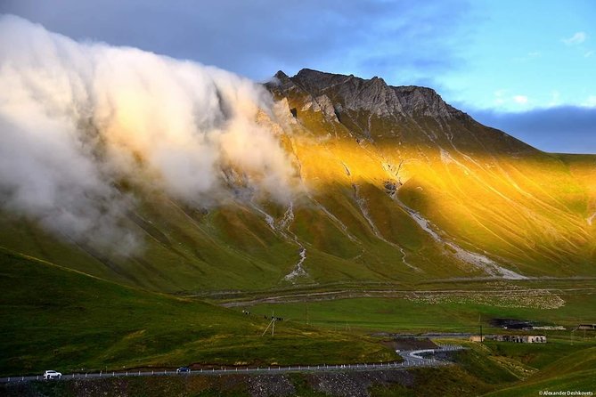 Full-Day Kazbegi - Stepantsminda, Gudauri Private Guided Tour - Gudauri, snow, cable cars, and changing plans