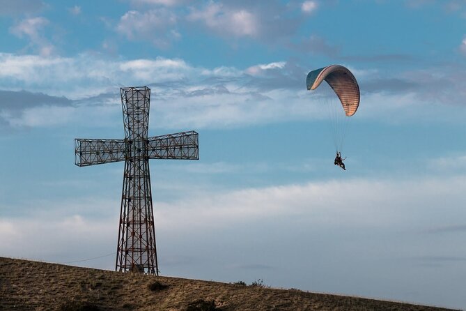 Paragliding tandem flights in Georgia - Taking off above Gudauri