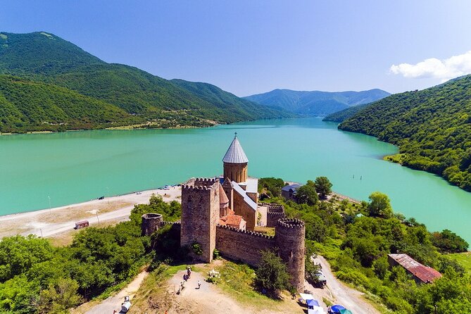 Private day Tour from Tbilisi to Kazbegi and Gudauri - What the private vehicle changes